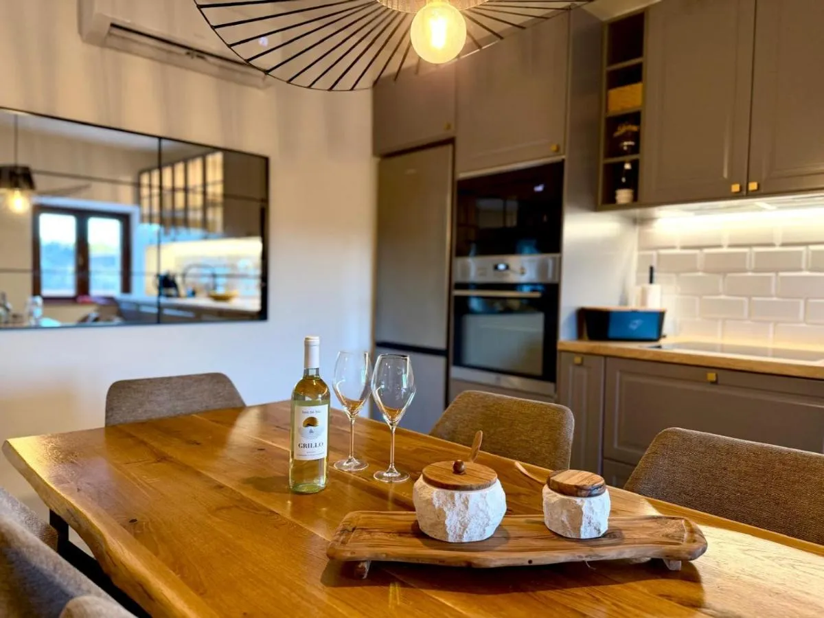 Fully equipped kitchen and wooden dining table
